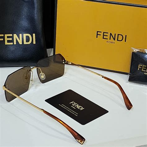 Fendi FE40043U Sunglasses .